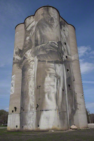 Silo mural in Fort Dodge, Iowa