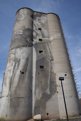 Silo mural in Fort Dodge, Iowa