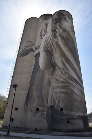 Silo mural in Fort Dodge, Iowa