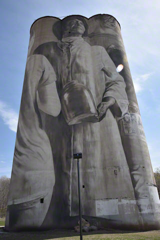 Silo mural in Fort Dodge, Iowa